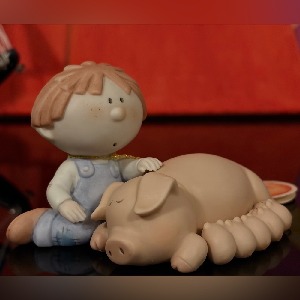 Charming Tan and Cream Home Art Sculpture. - Picture 3 of 9